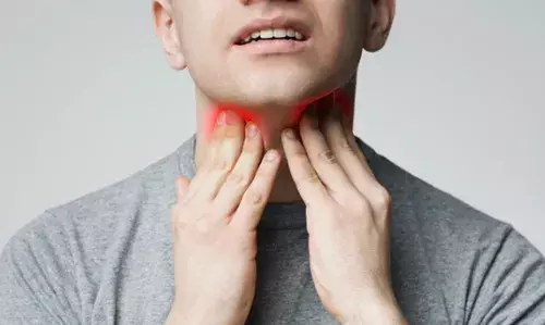 अगर आपके भी गले में हो गई है खराश, तो इन घरेलू उपायों से पाएं झटपट आराम