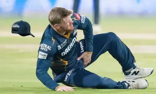 जीत के साथ फ्री में मिली टेंशन, चोटिल हुआ GT का ये घातक खिलाड़ी, फिल्डिंग के दौरान हुई इंजरी जीत के साथ फ्री में मिली टेंशन, चोटिल हुआ GT का ये घातक खिलाड़ी, फिल्डिंग के दौरान हुई इंजरी