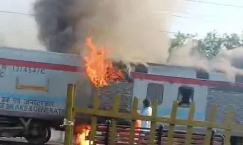 उज्जैन में टला बड़ा रेलवे हादसा, बिलासपुर-बीकानेर एक्सप्रेस में लगी आग, रेलवे कर्मचारियों ने ग्रामीणों के साथ मिलकर बुझाई आग