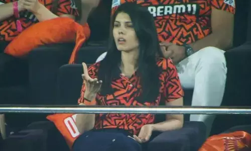 टीम की फ्लॉप बैटिंग पर आग बबूला हुई SRH की मालकिन काव्या मारन, सोशल मीडिया पर वायरल हो रही तस्वीर टीम की फ्लॉप बैटिंग पर आग बबूला हुई SRH की मालकिन काव्या मारन, सोशल मीडिया पर वायरल हो रही तस्वीर