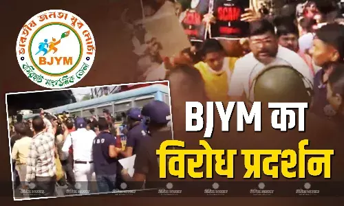 25 हजार से ज्यादा शिक्षकों की गई नौकरी, कोलकाता में भारी विरोध प्रदर्शन, ममता बनर्जी के इस्तीफे की मांग, टीचरों से मिलीं सीएम