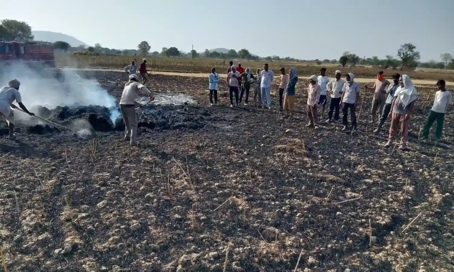 खेत-खलिहान में लगी आग फसल जलकर खाक, तहसील अजयगढ अंतर्गत हरदी हलका की घटना