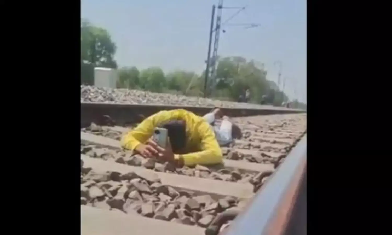 रील के नशे में डूबा शख्स, रेल की पटरी पर रील बनाने लेटा, ऊपर से निकली ट्रेन, देखकर लोग रह गए दंग!