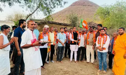 समाजसेवी डॉ. अमित खरे ने मुडवारी में मनाया भाजपा का स्थापना दिवस समाजसेवी डॉ. अमित खरे ने मुडवारी में मनाया भाजपा का स्थापना दिवस