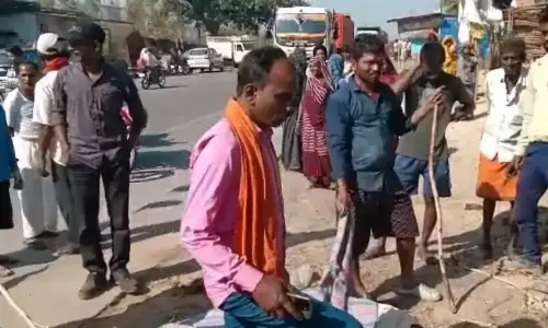 ओपीएम से काम कर घर जा रहे युवक को कार ने मारी ठोकर