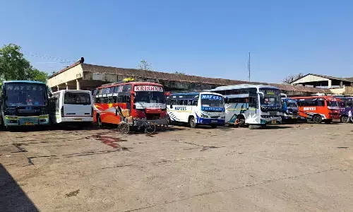 बसस्टैंड परिसर को बनाया गैराज, बस का इंतजार करने वाले यात्रियों को दिक्कत