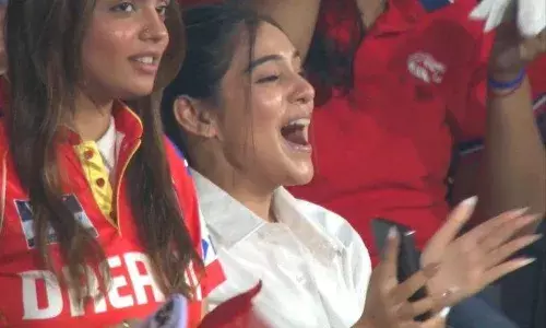 यूजी ने लपका माही का कैच तो खुशी से चिल्ला उठी आरजे माहवाश, PBKS के लिए चियर करती आई नजर, सोशल मीडिया पर वायरल हुई तस्वीरें