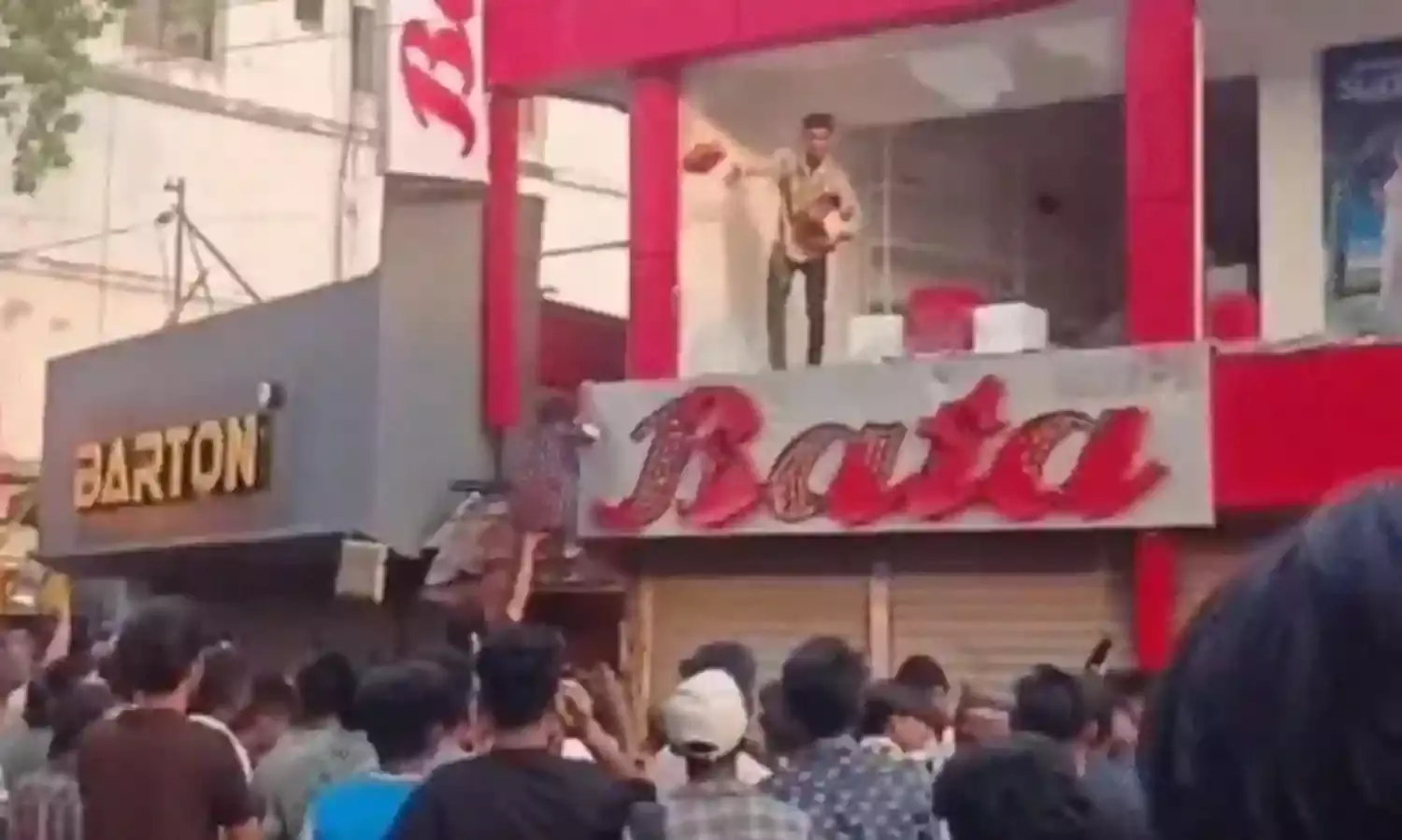 प्रदर्शनकारियों ने केएफसी, बाटा और प्यूमा के स्टोर में तोड़फोड़ और लूटपाट, इजराइल से जुड़े होने की उड़ी थी अफवाह