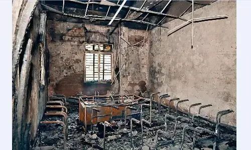 मेडिकल के हॉल में एसी ब्लास्ट से लगी आग दहशत में बाहर भागे डॉक्टर व पीजी स्टूडेंट्स