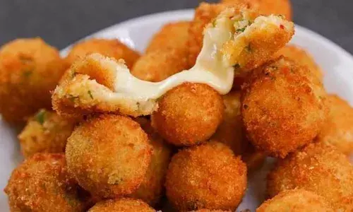 जब कुछ चीजी खाने की हो क्रेविंग तो बनाएं टेस्टी चीज बॉल्स, पिज्जा खाना भूल ही जाएंगे जब कुछ चीजी खाने की हो क्रेविंग तो बनाएं टेस्टी चीज बॉल्स, पिज्जा खाना भूल ही जाएंगे