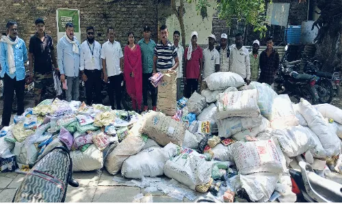 15 सौ किलो प्लास्टिक पन्नी और डिस्पोजल जब्त, पौने दो लाख कीमत