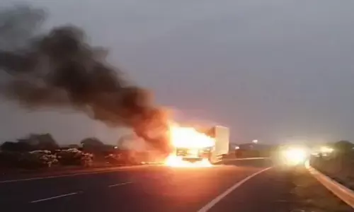 छत्रपति संभाजीनगर महामार्ग धू-धूकर जलता रहा ट्रक, खैर इतनी रही कि चालक की जान बच गई