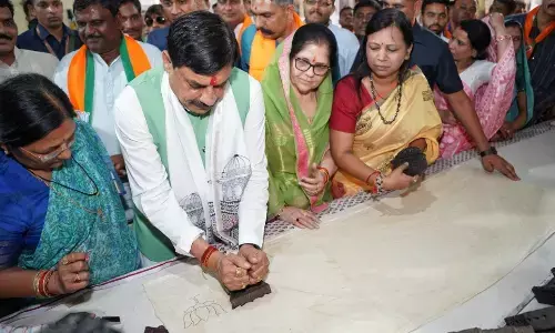 मुख्यमंत्री डॉ. मोहन यादव ने कला के संरक्षण में ग्रामीण महिलाओं की भूमिका को सराहा, मांडू में आजीविका मिशन के प्रशिक्षण का किया अवलोकन