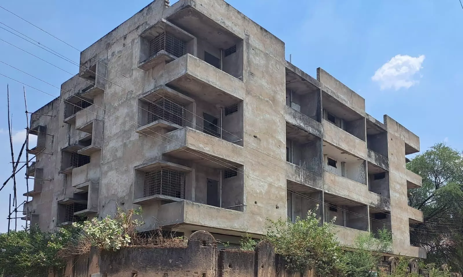पूर्व मंत्री के अधूरे बने खाली भवन पर नाबालिग से दुष्कर्म के बाद शहर में ऐसे दूसरे निर्माण पर नजर रखना जरूरी पूर्व मंत्री के अधूरे बने खाली भवन पर नाबालिग से दुष्कर्म के बाद शहर में ऐसे दूसरे निर्माण पर नजर रखना जरूरी