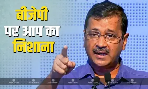 दिल्ली में गर्मी बढ़ने के साथ बिजली की कटौती से हुए दिल्लीवासी परेशान, केजरीवाल ने साधा बीजेपी पर निशाना दिल्ली में गर्मी बढ़ने के साथ बिजली की कटौती से हुए दिल्लीवासी परेशान, केजरीवाल ने साधा बीजेपी पर निशाना