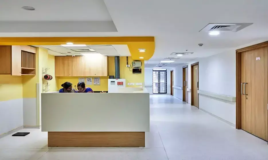 ऑपरेशन का डर दिखाकर महिला से ऐंठे 20 हजार, सिम्बायोसिस अस्पताल के डॉक्टर पर मामला दर्ज