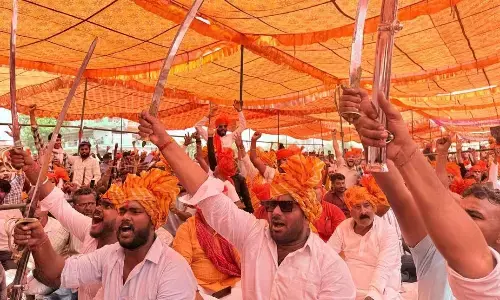 सपा सांसद रामजीलाल सुमन के खिलाफ आगरा में करणी सेना ने जमकर की नारेबाजी, सड़के हुई जाम, हाथों में तलवार लिए उग्र दिखे प्रदर्शनकारी सपा सांसद रामजीलाल सुमन के खिलाफ आगरा में करणी सेना ने जमकर की नारेबाजी, सड़के हुई जाम, हाथों में तलवार लिए उग्र दिखे प्रदर्शनकारी