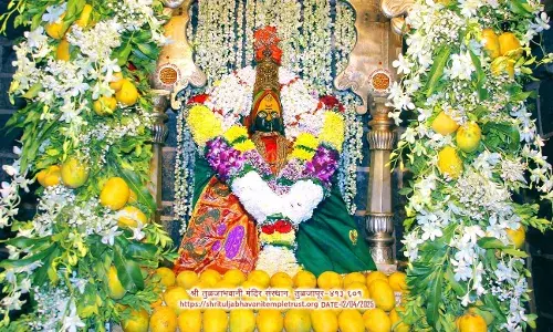 तुलजाभवानी के चरणों में लाखों भक्त नतमस्तक, दिन भर लगा रहा तांता