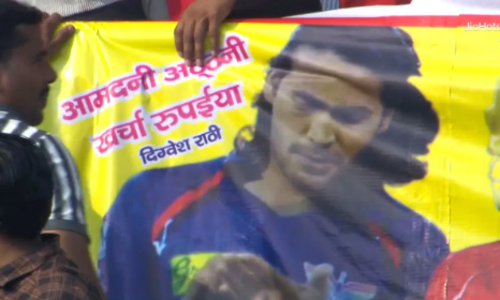 दिग्वेश का फनी पोस्टर लिए स्टैंड्स में दिखा अनोखा फैन, लिखा ऐसा कि देखकर नहीं रुक रही लोगों की हसी