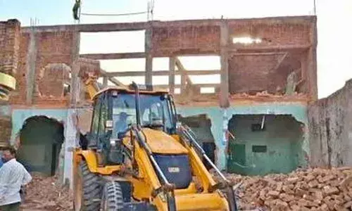 पन्ना के अवैध मदरसे पर चला बुलडोजर, नोटिस मिलने के बाद संचालक ने खुद उठाया ऐसा कदम, नया वक्फ कानून बनने के बाद एक्शन