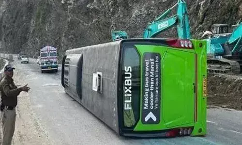 मंडी में चंडीगढ़-मनाली हाईवे पर पलटी बस, सवार यात्री घायल मंडी में चंडीगढ़-मनाली हाईवे पर पलटी बस, सवार यात्री घायल