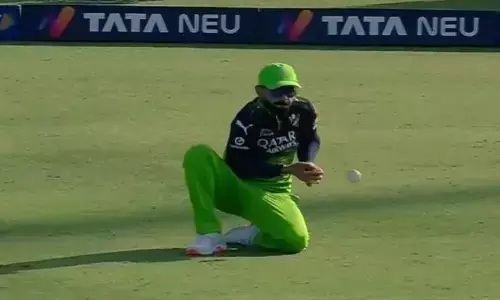 किंग कोहली से हुआ बहुत बड़ा ब्लंडर, छोड़ दिया आसान कैच, सोशल मीडिया पर वायरल हो रहा क्लिप, लोग उड़ा रहे मजाक किंग कोहली से हुआ बहुत बड़ा ब्लंडर, छोड़ दिया आसान कैच, सोशल मीडिया पर वायरल हो रहा क्लिप, लोग उड़ा रहे मजाक