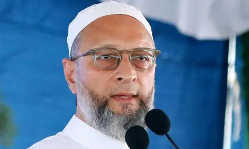 पश्चिम बंगाल में हो रहे हिंसा को लेकर असदुद्दीन ओवैसी की पहली प्रतिक्रिया, कहा- वक्फ कानून को लेकर पीएम मोदी को करना चाहिए विचार