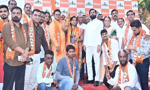 ठाकरे को लगा दोहरा झटका- घाडी दंपत्ति शिंदे गुट में शामिल, उद्धव का निशाना