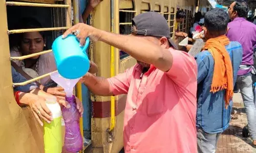 मंडे पॉजिटिव-3 से 5 मिनट में सैकड़ों यात्रियों की भर देते हैं बॉटल