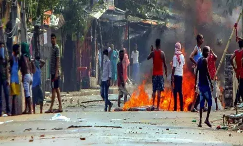 बंगाल में वक्फ कानून पर फिर मचा बवाल, 24 परगना जिले में भड़की हिंसा, प्रदर्शनकारियों ने पुलिस के वाहनों को फूंका