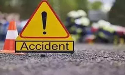 डंपर ने स्कूटी सवार महिला को मारी टक्कर - हालत गंभीर, चालक हुआ अरेस्ट