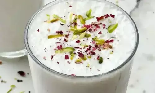 घर पर सभी के लिए बनाना है कुछ हाइड्रेटिंग और टेस्टी, तो बनाएं मार्केट जैसी लस्सी, लोग हो जाएंगे खुश घर पर सभी के लिए बनाना है कुछ हाइड्रेटिंग और टेस्टी, तो बनाएं मार्केट जैसी लस्सी, लोग हो जाएंगे खुश