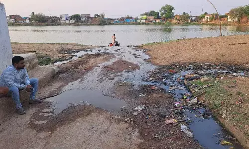 घरौला तालाब में भर रहा सीवर का गंदा पानी
