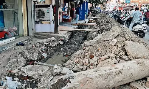 व्यस्ततम सड़क के किनारे खोद दी नाली और भूल गए