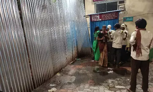 जिला अस्पताल..एक वॉटर कूलर बंद पड़ा, जिसमें पानी उसके आसपास बजबजा रही गंदगी जिला अस्पताल..एक वॉटर कूलर बंद पड़ा, जिसमें पानी उसके आसपास बजबजा रही गंदगी