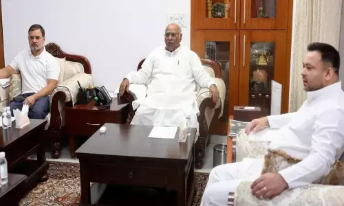 तेजस्वी ने की खड़गे-राहुल से मुलाकात, सीएम के चेहरे और सीट बंटवारे पर हुई बात