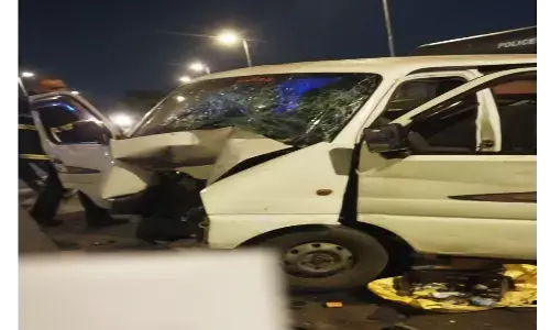 ईस्टर्न फ्री वे पर हुए हादसे में दो की मौत, चार घायल - कार डिवाइडर से टकरा गई