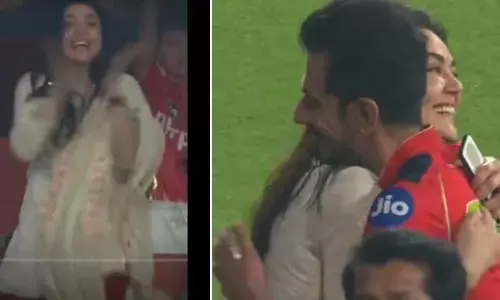 मैच के बाद खुशी से नाचने लगी मालकिन प्रीति जिंटा, टीम के ऐतिहासिक जीत के हीरो युजी चहल को लगा लिया गले, सोशल मीडिया पर जमकर बन रहे मीम