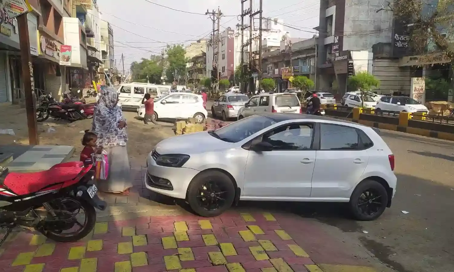 फुटपाथ विहीन मार्ग पर अतिक्रमण की भरमार