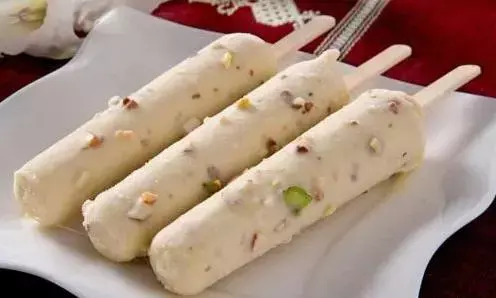 पूरे परिवार के लिए मिनटों में बनाएं टेस्टी पिस्ता कुल्फी, मन हो जाएगा कूल-कूल