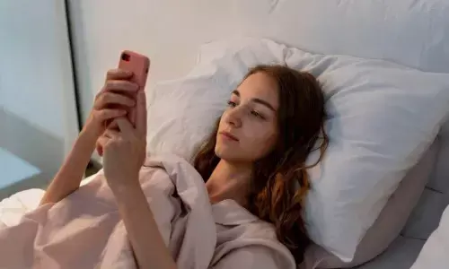 सोने से पहले फोन चलाए बिना नहीं आती नींद तो हो जाएं सावधान, दिमाग के साथ शरीर को भी हो सकता है खतरा