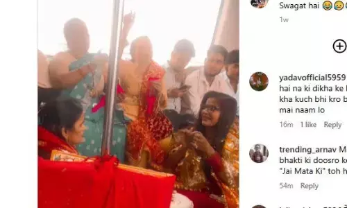 दिल्ली मेट्रो में पूरी तैयारी के साथ आईं महिलाएं, ढोल मंजीरों के साथ किया भजन-कीर्तन, CISF के आते ही किया ऐसा काम!