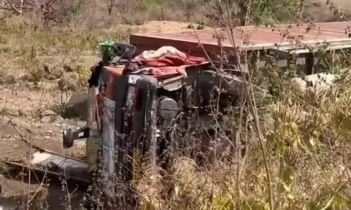 सिंहपुर थाना क्षेत्र के पतखई घाट में अनियंत्रित ट्रक खाई में जा गिरा