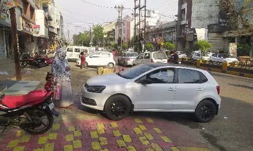 फुटपाथ विहीन मार्ग पर अतिक्रमण की भरमार