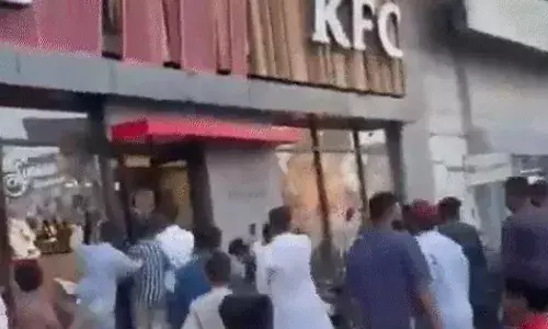 कट्टरपंथियों ने KFC आउटलेट में घुसकर की मारपीट और लूटपाट, कर्मचारी की गोली मारकर की हत्या
