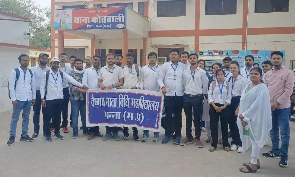एलएलबी के छात्र-छात्राओं ने थाना कोतवाली पन्ना का किया विजिट, थाना में जानी पुलिस की कार्यप्रणाली एलएलबी के छात्र-छात्राओं ने थाना कोतवाली पन्ना का किया विजिट, थाना में जानी पुलिस की कार्यप्रणाली