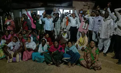 दोपहर में आए मोहगांव के किसान रात तक दफ्तर में धरना देकर बैठे रहे