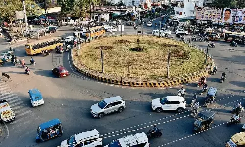 10 करोड़ से संवारा पर चलने के लिए जगह नहीं