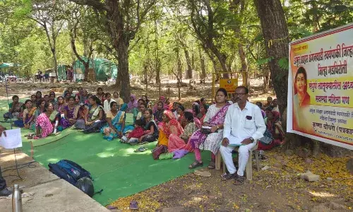आंगनवाड़ी की भोजन बनाने वाली महिलाओं ने मिनी मंत्रालय के समक्ष दिया धरना