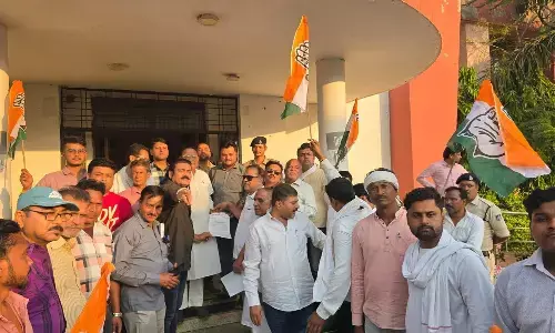 कांग्रेस कार्यकर्ताओं ने आयकर कार्यालय के सामने किया प्रदर्शन